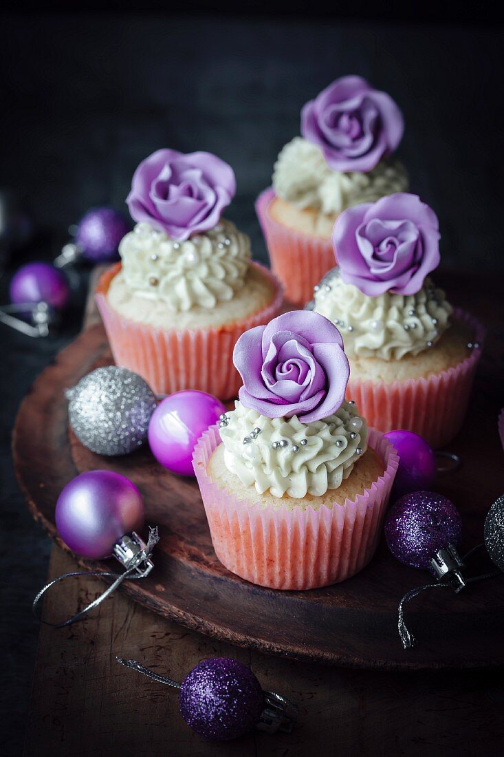 Cupcakes mit violetten Zuckerrosen verziert