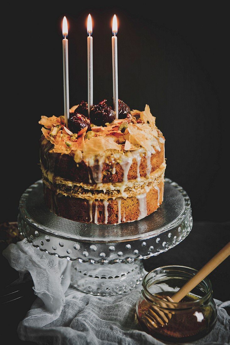 Baklava-Kuchen mit Kerzen