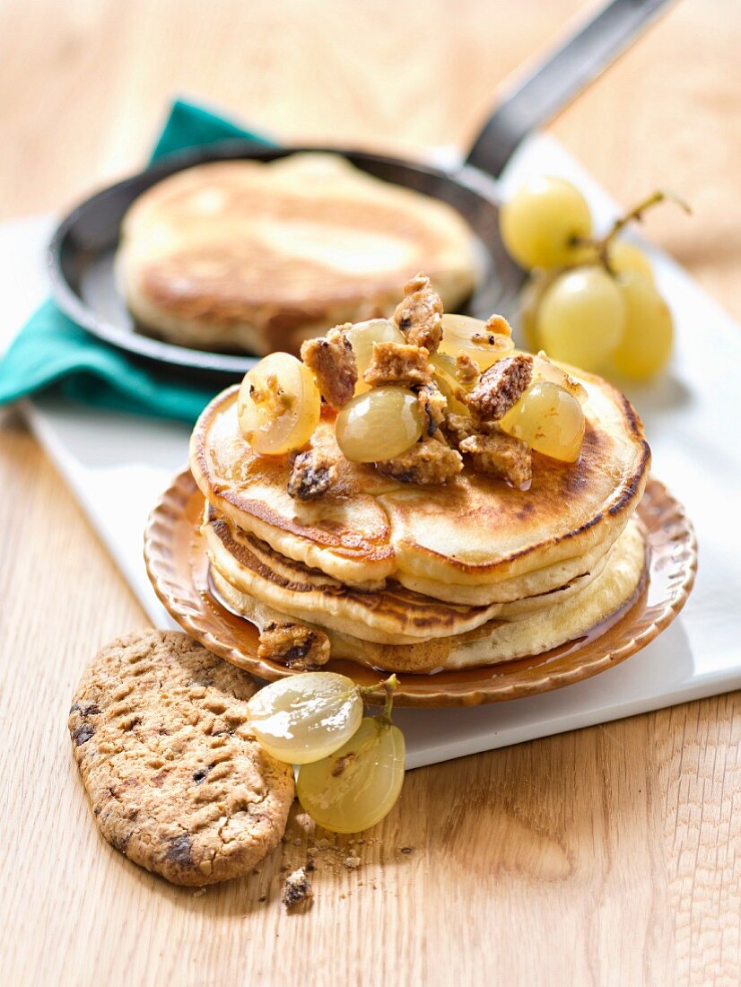Pancakes mit BelVita-Keksen, Ahornsirup und weissen Trauben