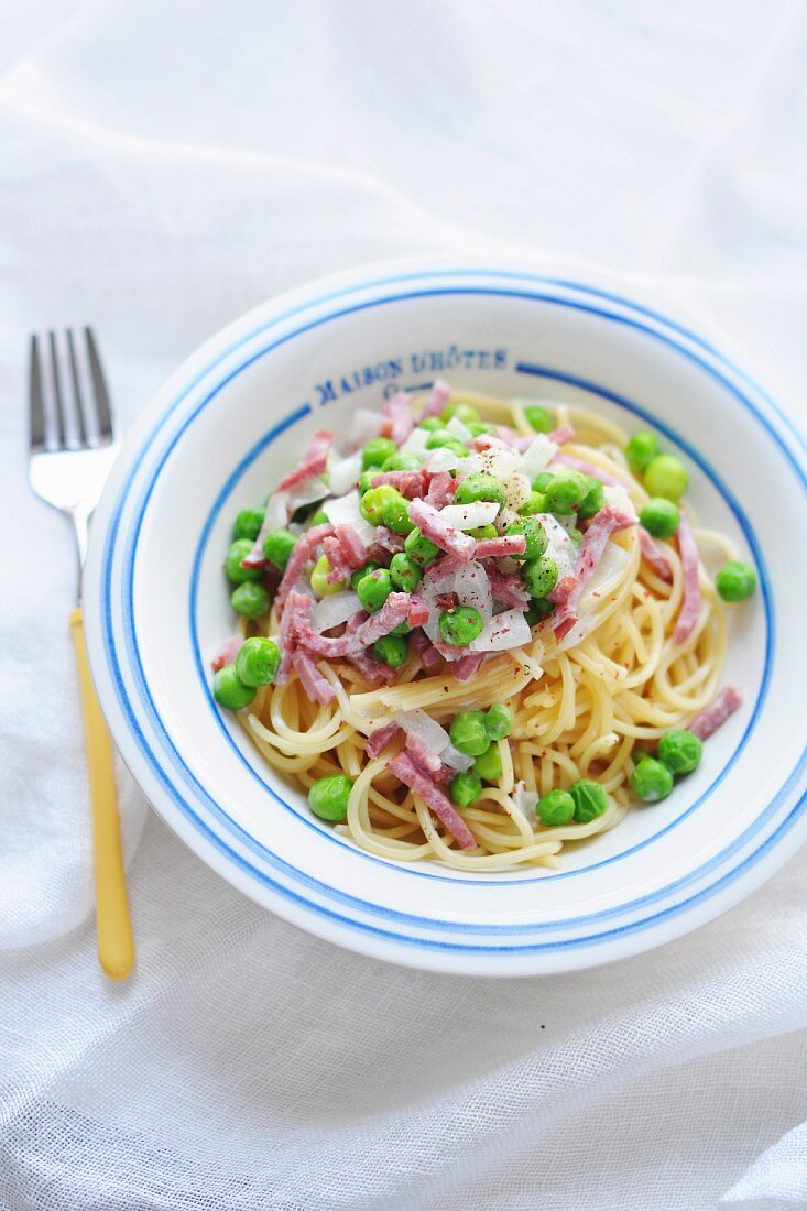 Spaghettis With Peas,Diced Bacon And Spring Onions