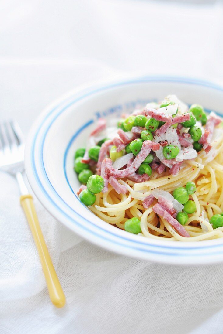 Spaghettis With Peas,Diced Bacon And Spring Onions