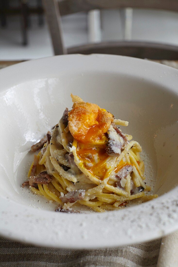 Spaghetti Carbonara und weichgekochte Eierkrokette
