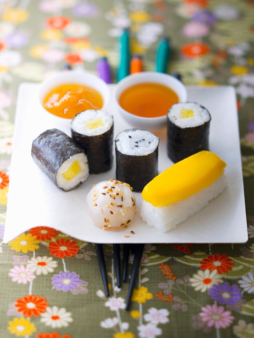 Verschiedene, süsse Maki-Sushi mit exotischen Früchten