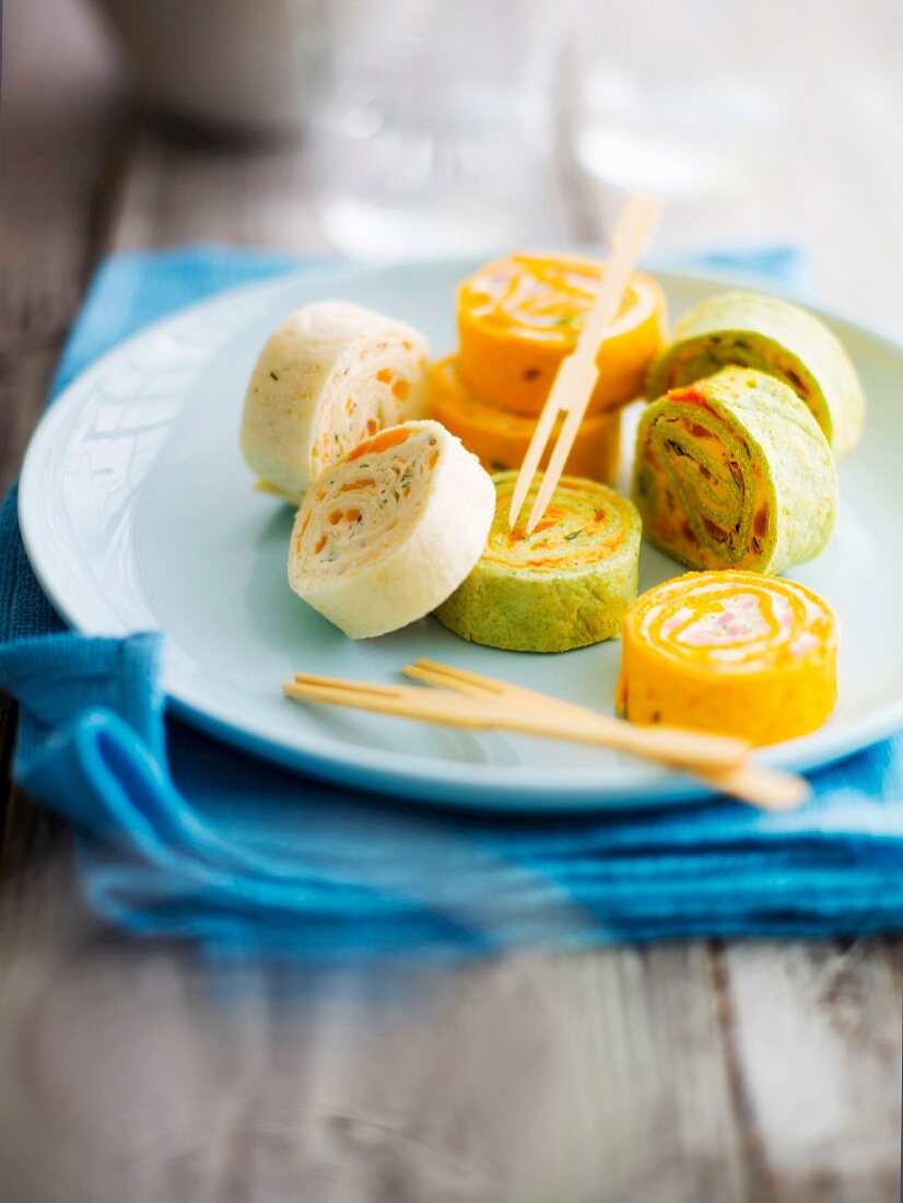 Pfannkuchenröllchen mit Ricotta-Tomaten-Füllung, mit Weizentortillas, Käse-Räucherlachs-Füllung und mit Schinken-Obst-Füllung