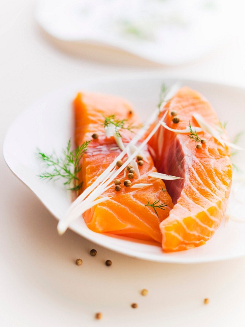 Raw salmon fillets with citronella and white pepper