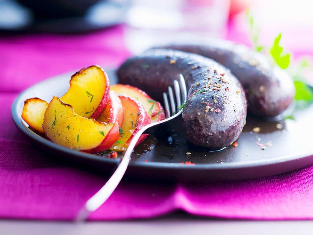Blood sausage with apples, roasted quarters of nectarines