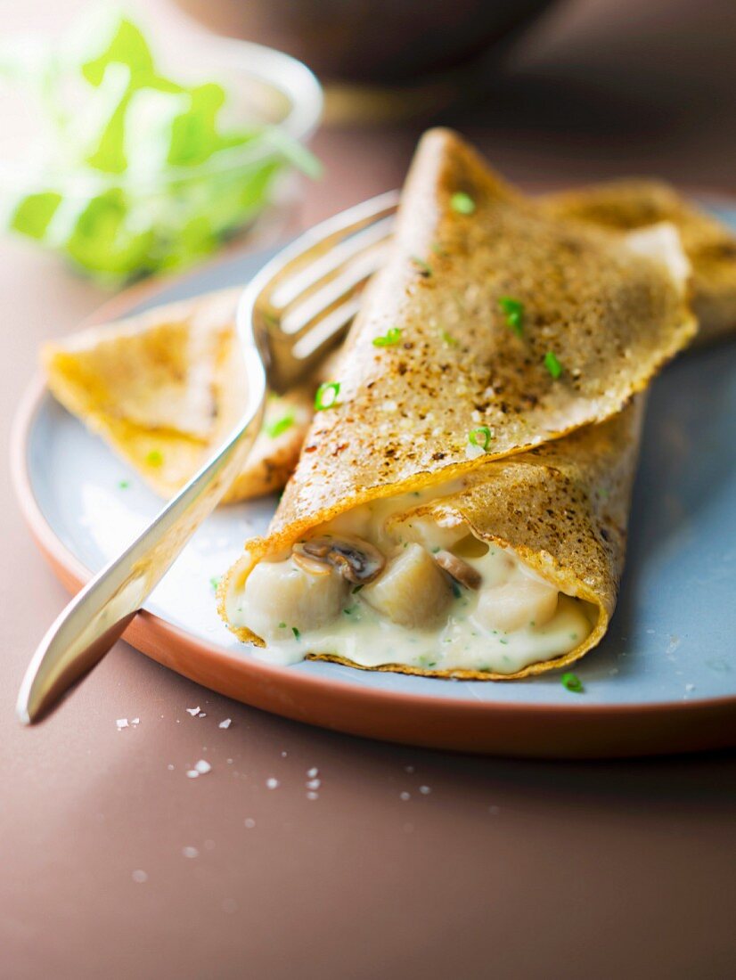 Pfannkuchen gefüllt mit Jakobsmuscheln und Champignons in Weissweinsauce