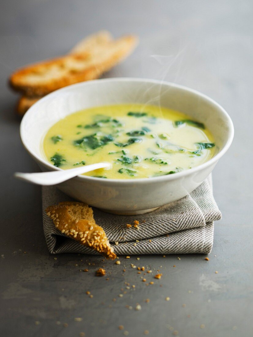 Cream of broad bean soup with spinach and olive oil