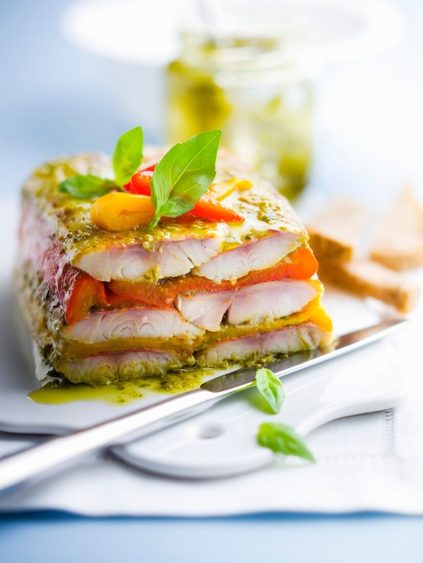 Terrine mit Makrele, mediterranem Gemüse und Pesto