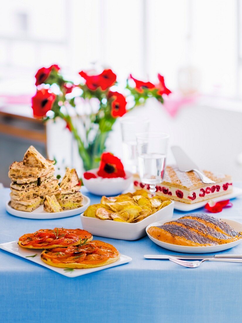 Menü zum Muttertag mit Lachs, Himbeerkuchen und Fingerfood