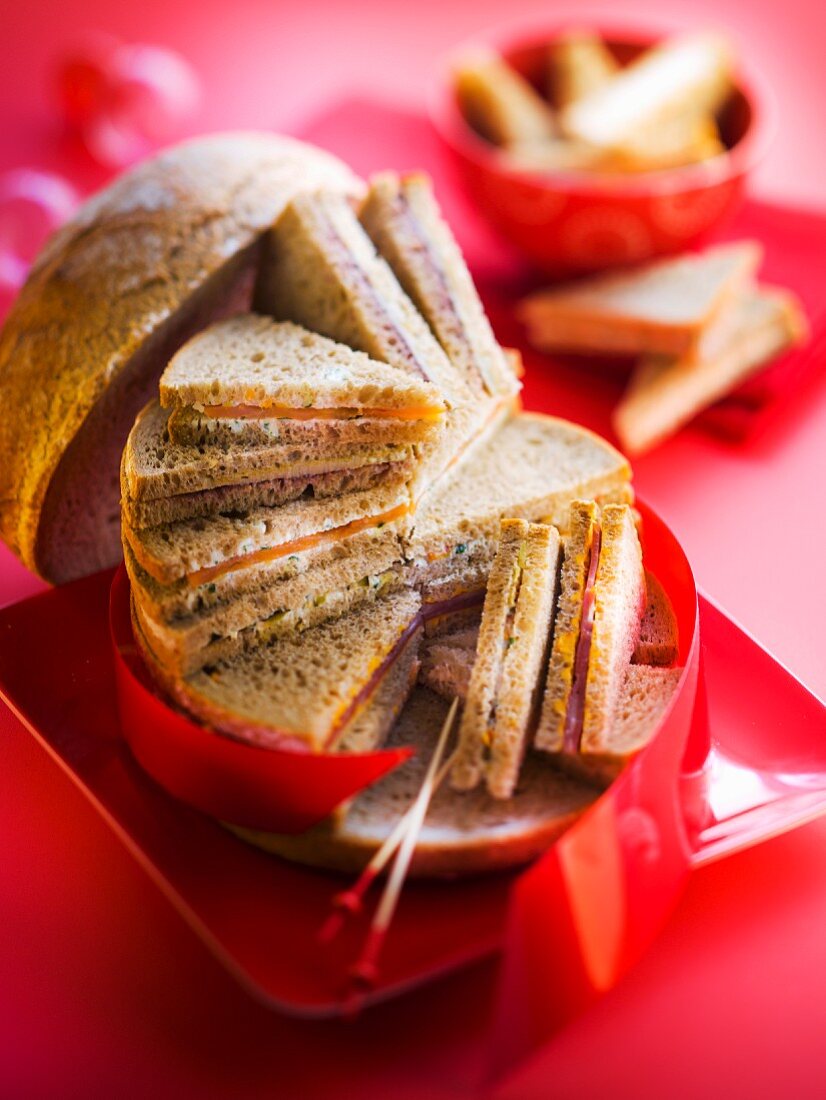 Pain surprise (mit Sandwiches gefülltes Brot)