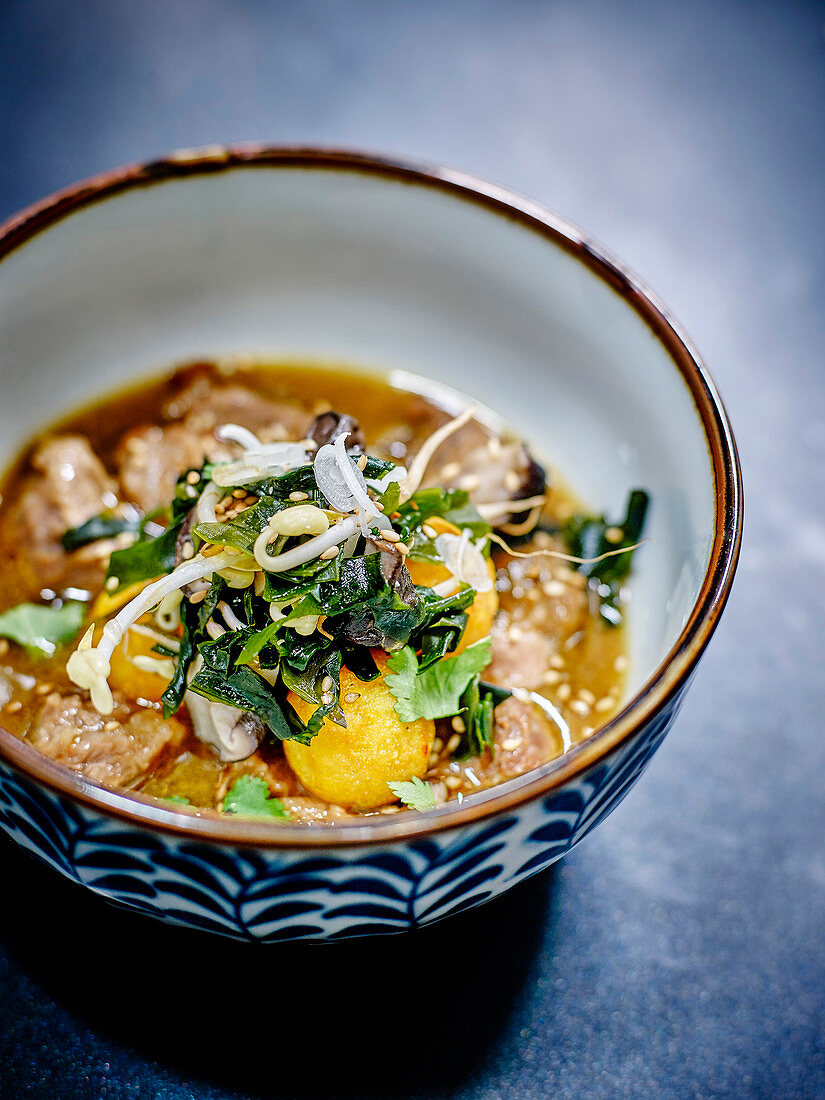 Thai-Suppe mit Sesam-Kalbfleischbällchen und Polentanbällchen
