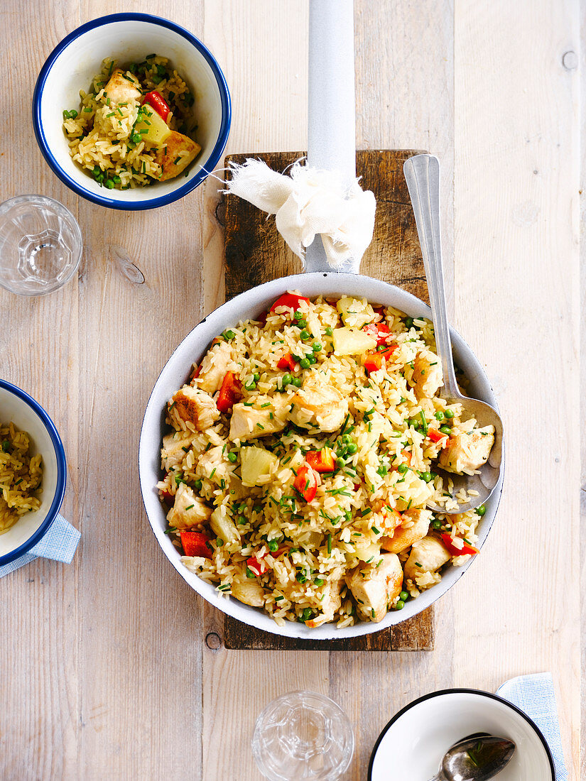 Reissalat mit Huhn, Ananas und Tomaten.