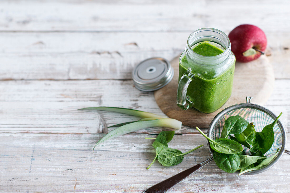 Pineapple,spinach and apple smoothie