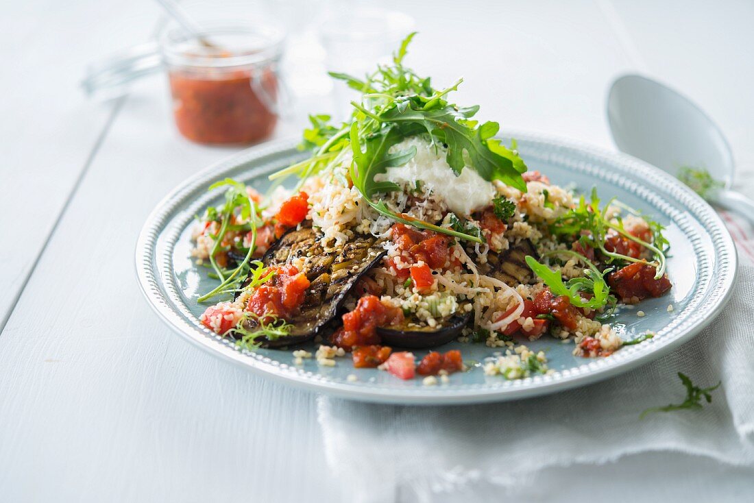 Bulgur mit gegrillten Auberginen, Tomaten und Frischkäse