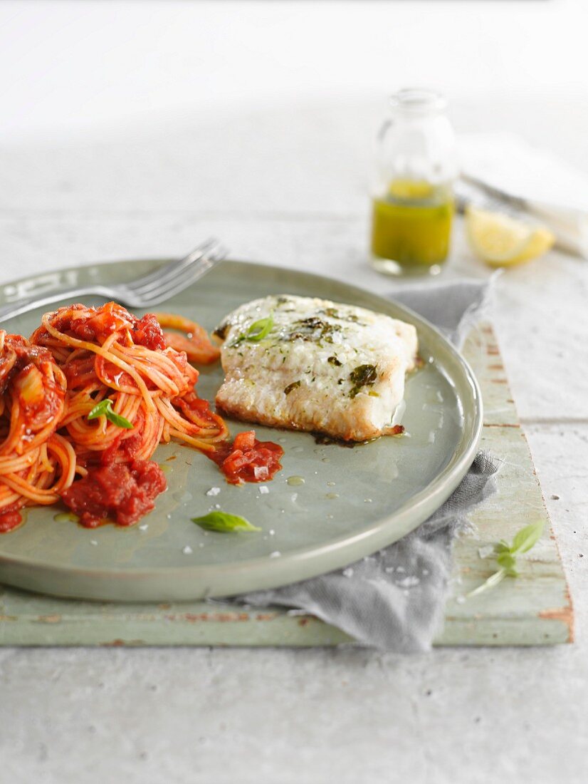 Gegrillter Wolfsbarsch mit Kräutern, dazu Spaghetti mit Tomatensauce