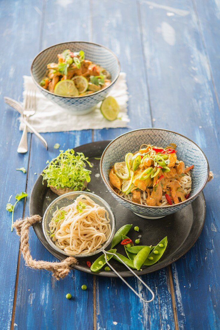 Fadennudeln und Panang Nua (rotes Curry mit Rindfleisch und Kokosmilch)