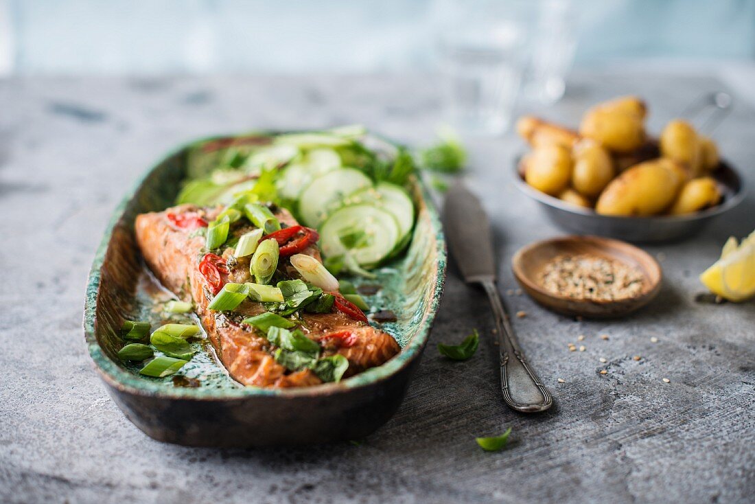 Dampfgegarter Lachs auf asiatische Art