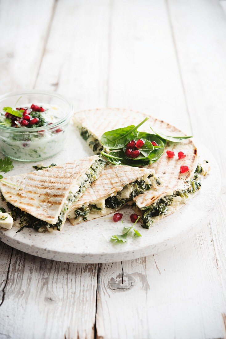 Spanakopita (Teigtasche mit Blattspinat, Griechenland) mit Quesadillafladen