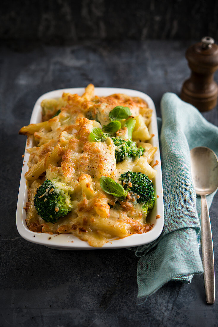 Penne gratin with broccoli and cauliflower