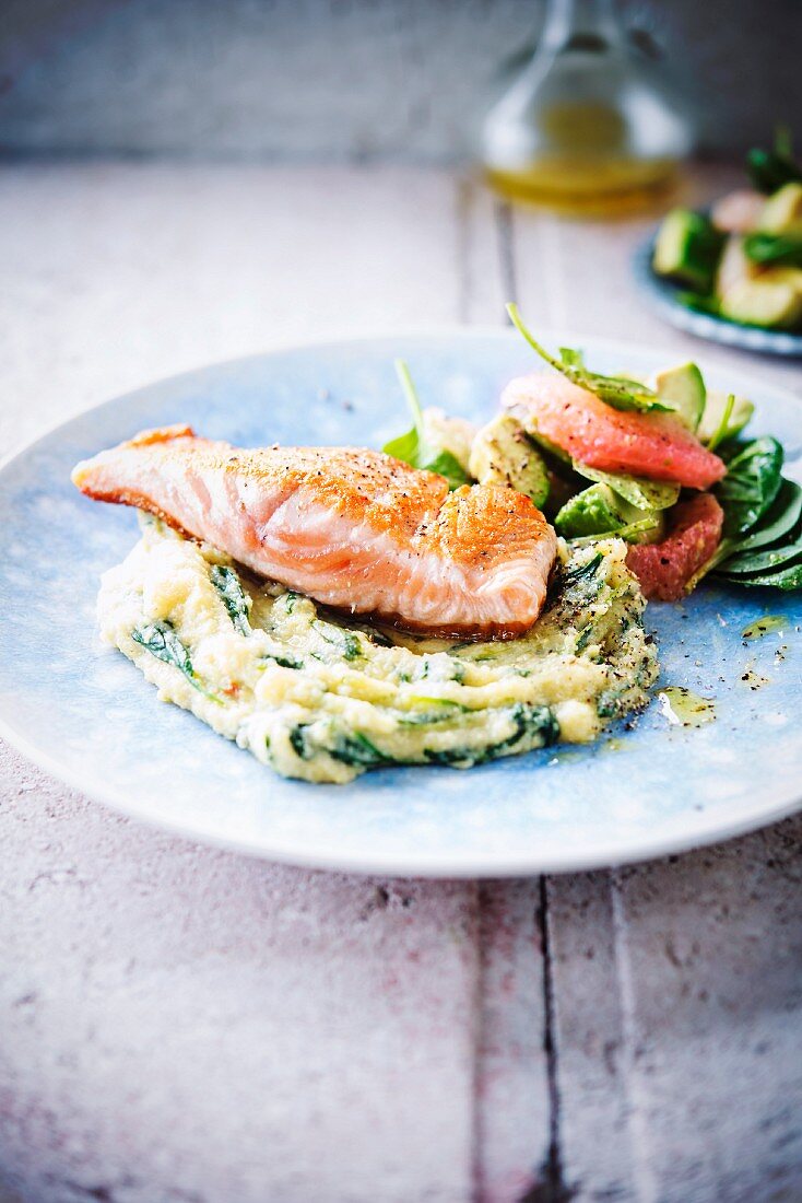 Grilled salmon fillet, mashed potatoes and spinach, grapefruit, avocado and spinach salad