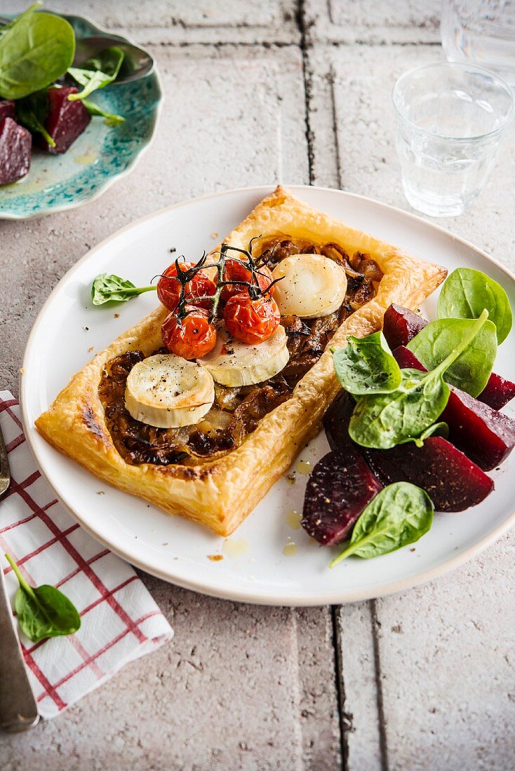 Blätterteiggebäck mit Zwiebeln, Ziegenkäse und Tomaten, dazu Salat mit Rote Bete und Spinat