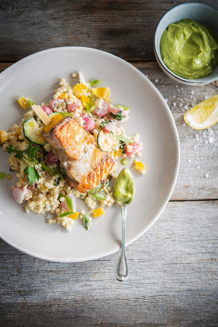 Kleiner Lachsspieß auf Fregola mit Gemüse und Avocadocreme