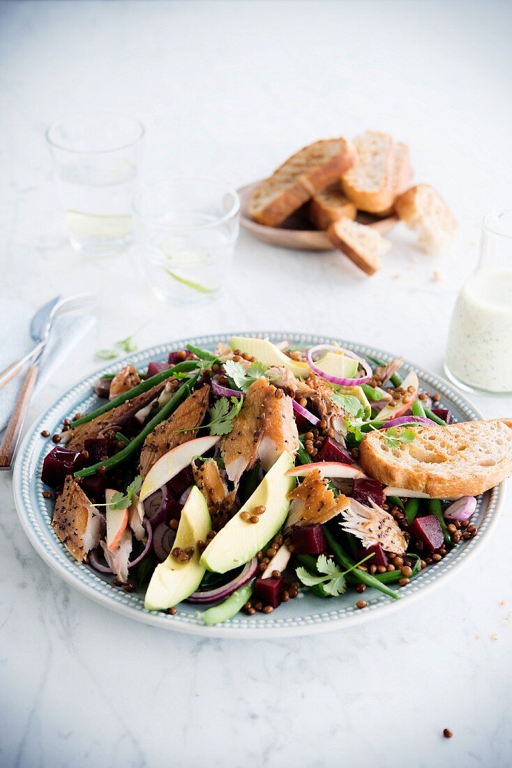 Salat mit Linsen, Rote Bete, geräucherter Makrele, Avocado und roten Zwiebeln