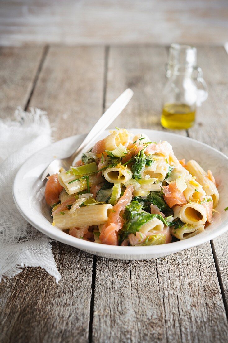 Rigatoni mit Räucherlachs, Lauch und Zitronenzesten