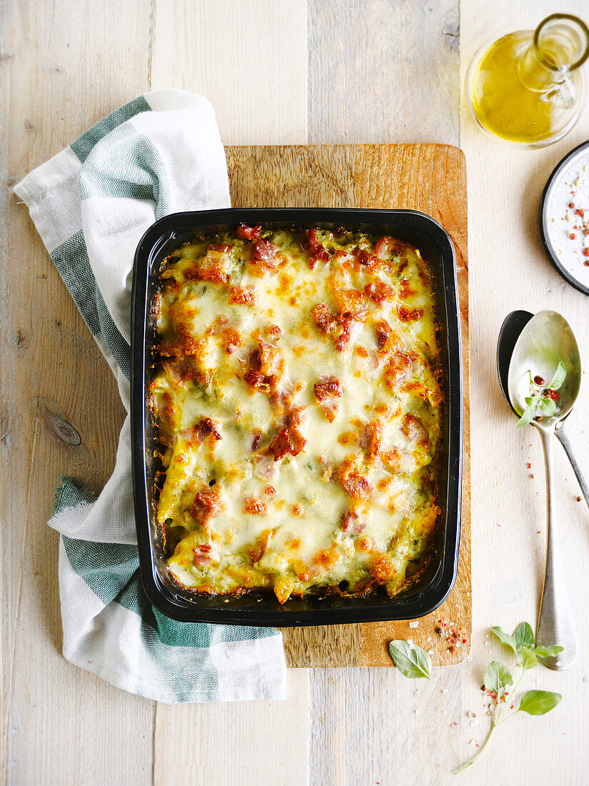 Penne gratin with spinach and bacon