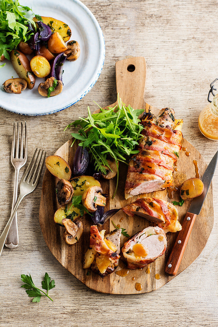 Schweinefilet im Speckmantel mit gebratenen Pilzen und Kartoffeln