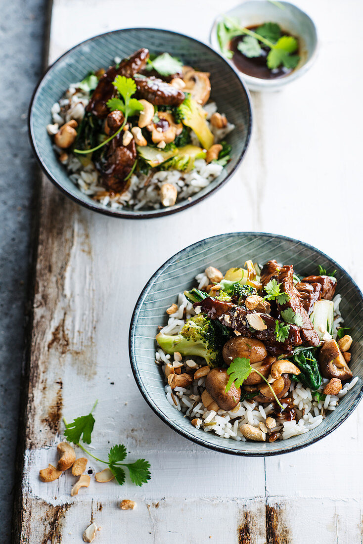 Gebratener Reis mit karamellisiertem Rindfleisch, Pilzen, Brokkoli und Cashewnüssen.