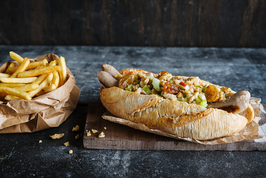 Hot Dog mit Hähnchen-Würstchen und Waldorfsalat dazu Pommes frites