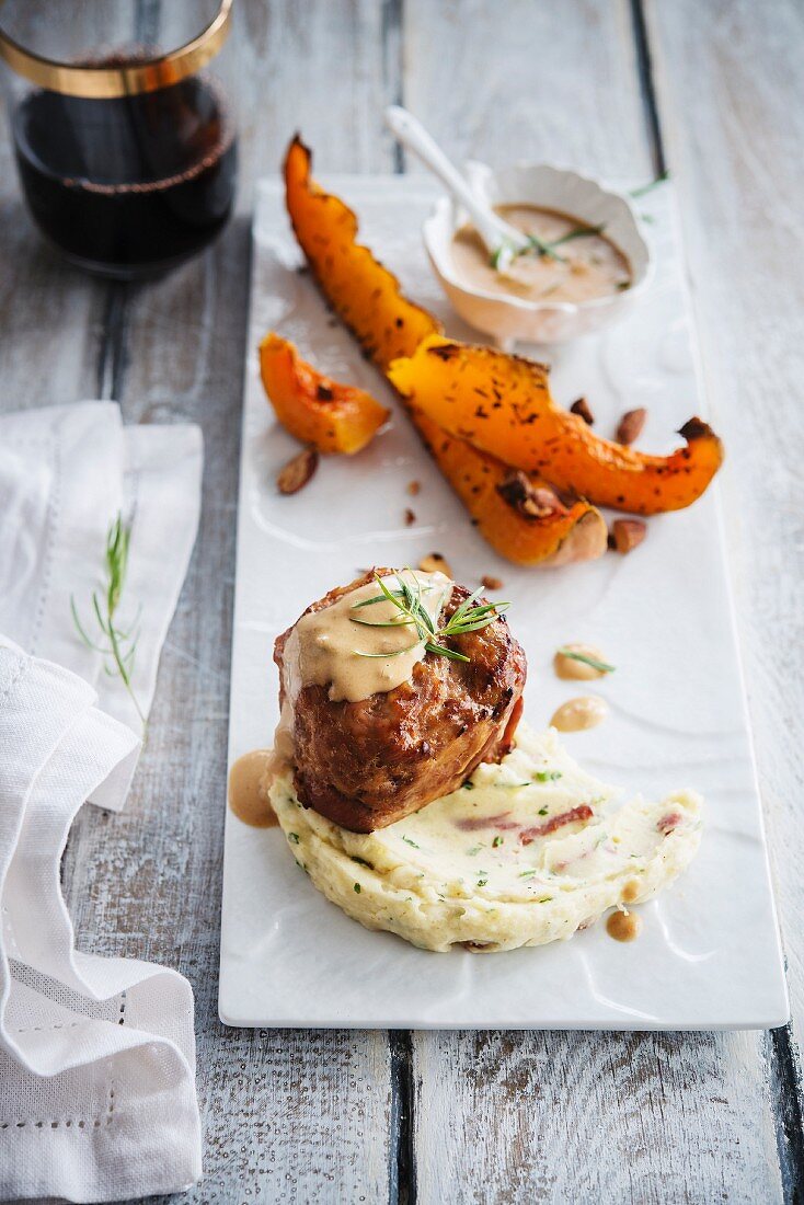 Putenröllchen mit Pilzrahmsauce, Püree mit frischen Kräutern und gegrillter Kürbis mit Mandeln