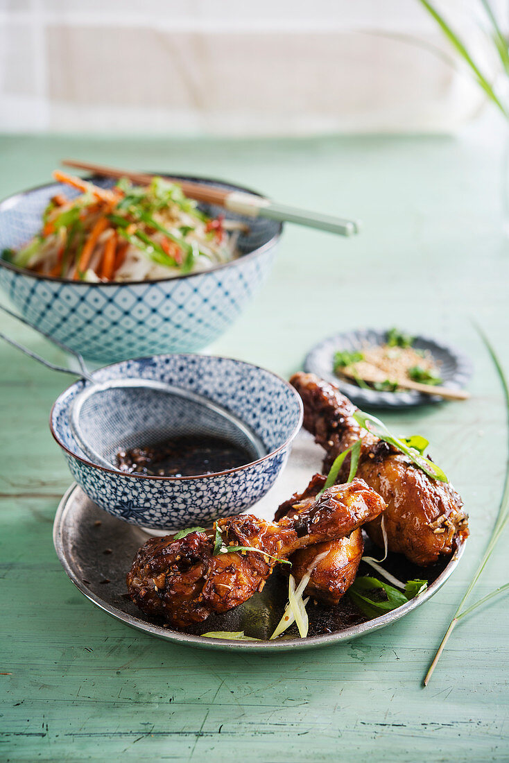 Hähnchen-Drumsticks dazu Reisnudeln mit Gemüse (Asien)