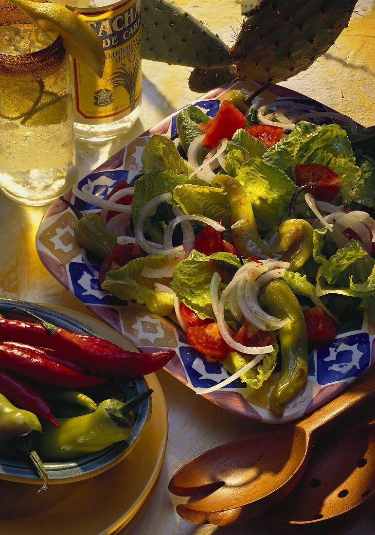 Mexikanischer Salat mit Chilis