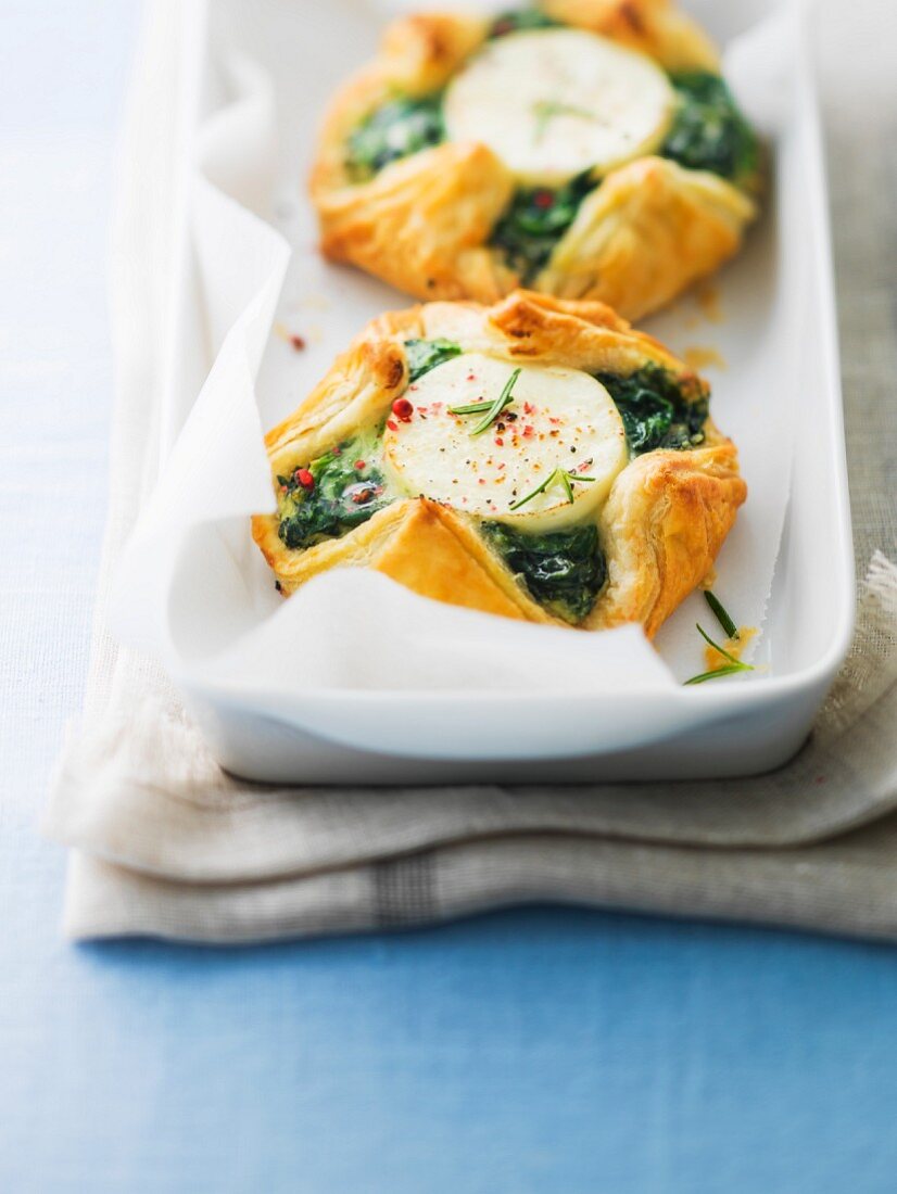 Goat's cheese-spinach puff pastry pies