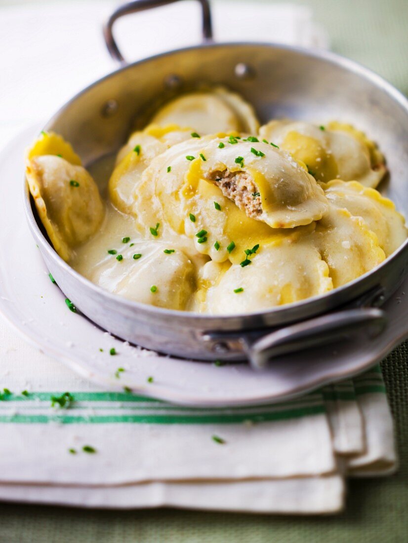 Ravioli mit Rindfleischfüllung und Parmesansauce