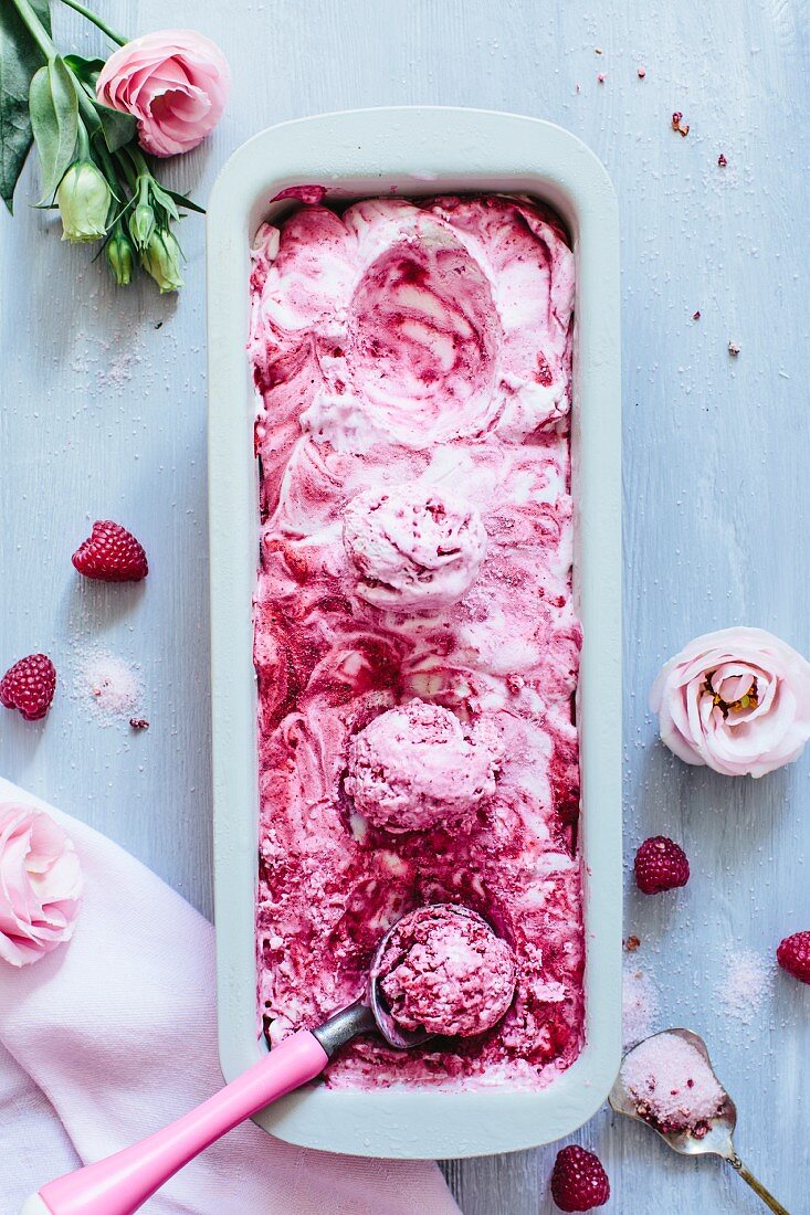 Scoops of white chocolate and raspberry ice cream