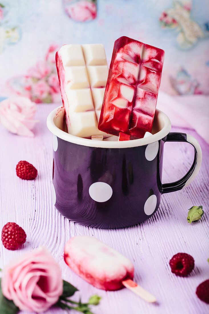 Eis am Stiel aus weißer Schokolade und Himbeeren