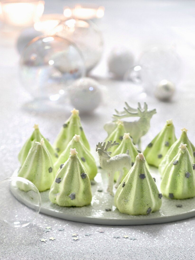 Mini Christmas tree meringues
