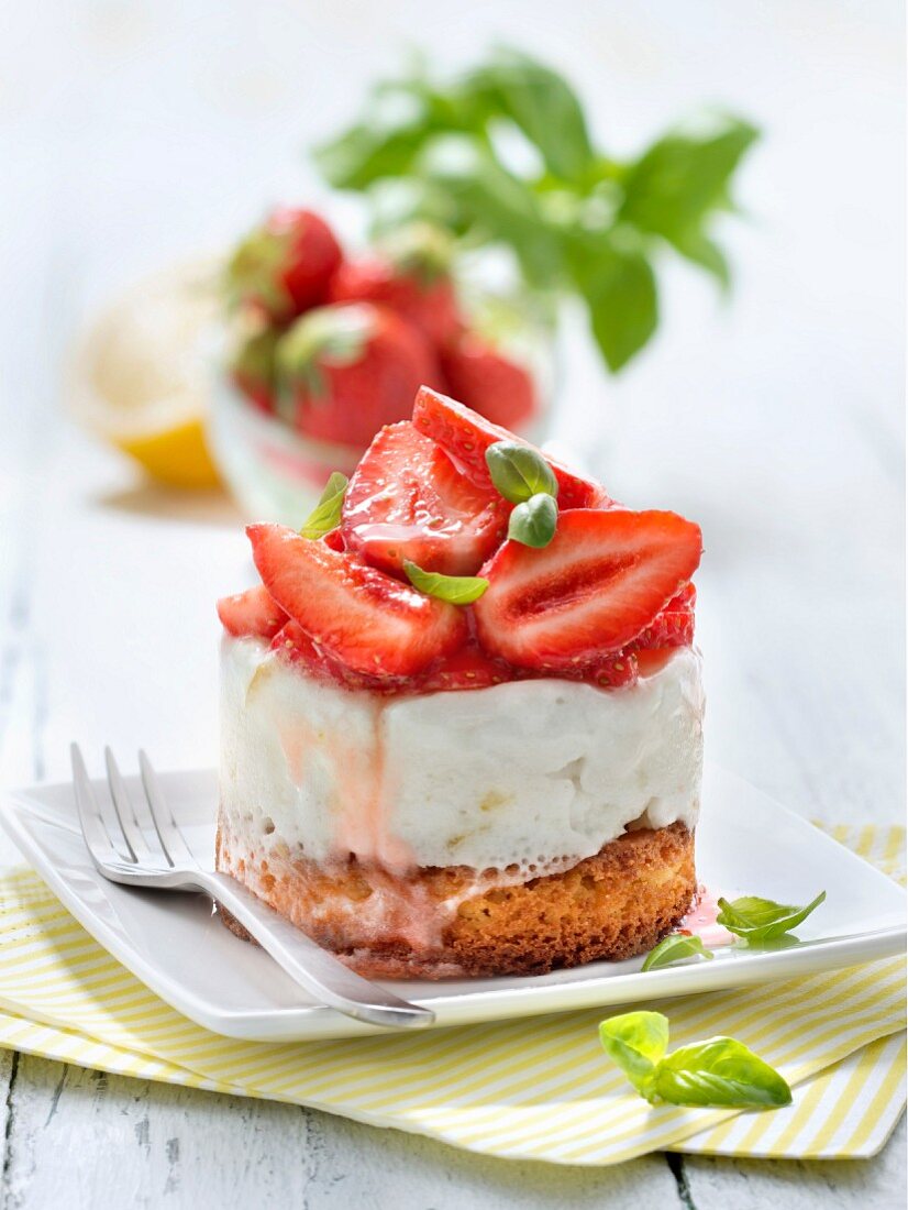 Sandteigküchlein mit Zitronensorbet, frischen Erdbeeren und Basilikum