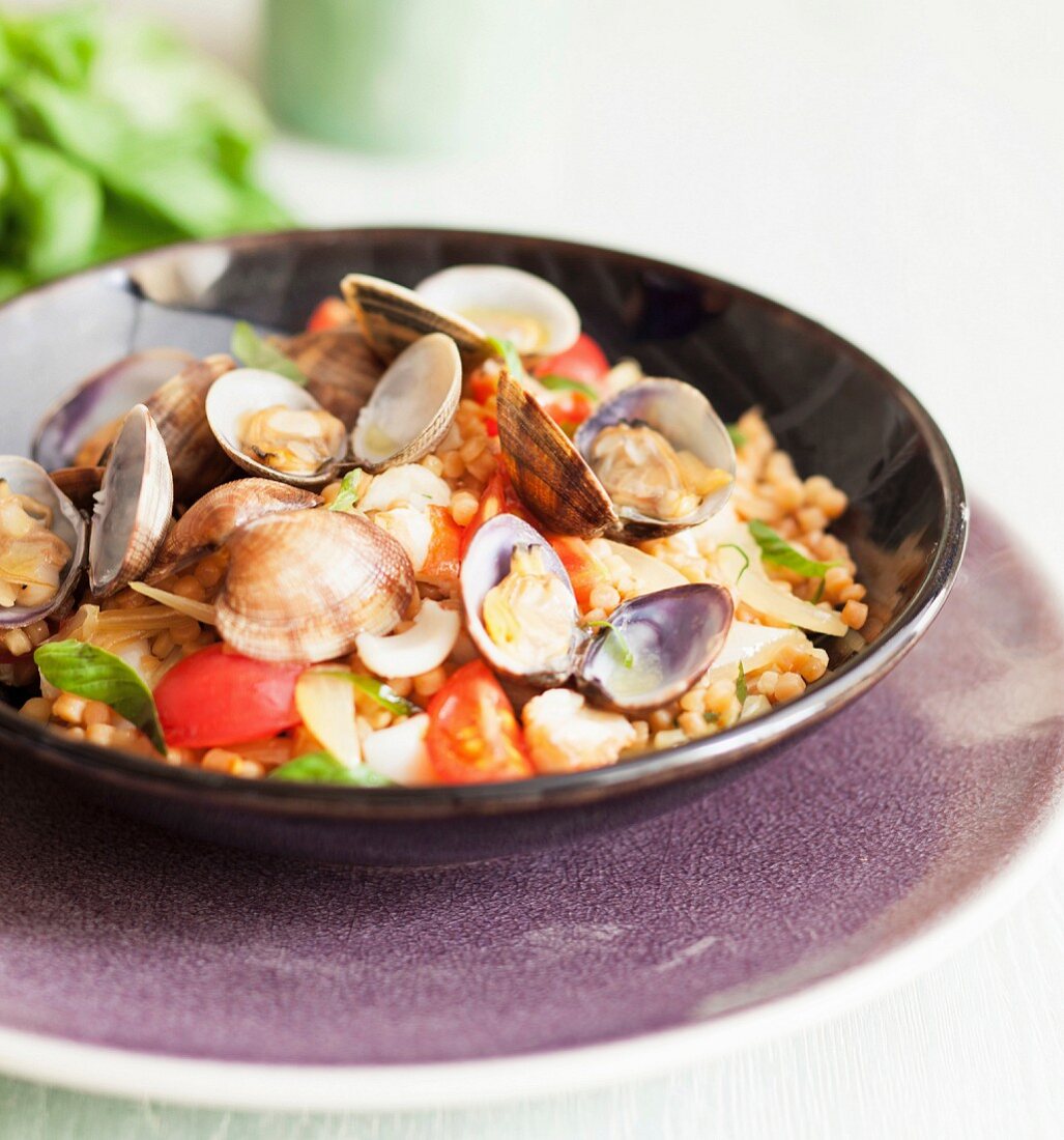 Pearl pasta with clams, tomatoes and basil