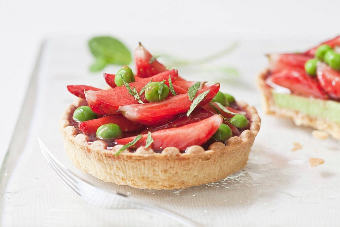 Strawberry tartlet with peas and mint