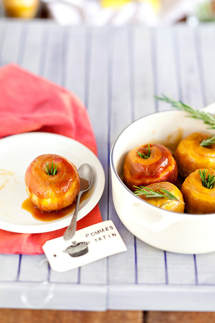 Apples with caramel and rosemary