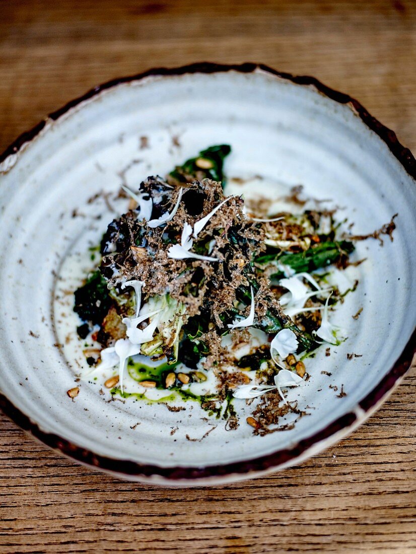 Salat mit geschmortem Kohl, Algen und Wiltshire-Trüffelcreme