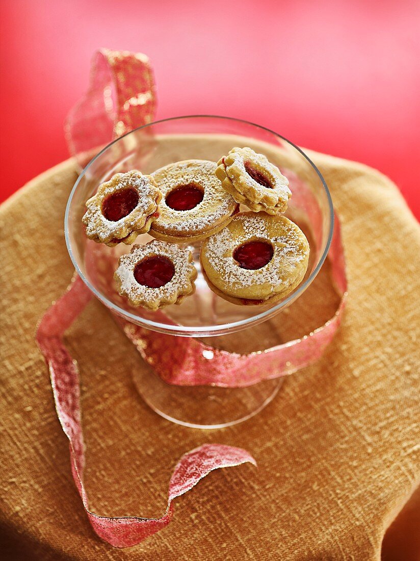 Bredele (elsässische Weihnachtsplätzchen) mit Erdbeermarmelade in einer Glasschale