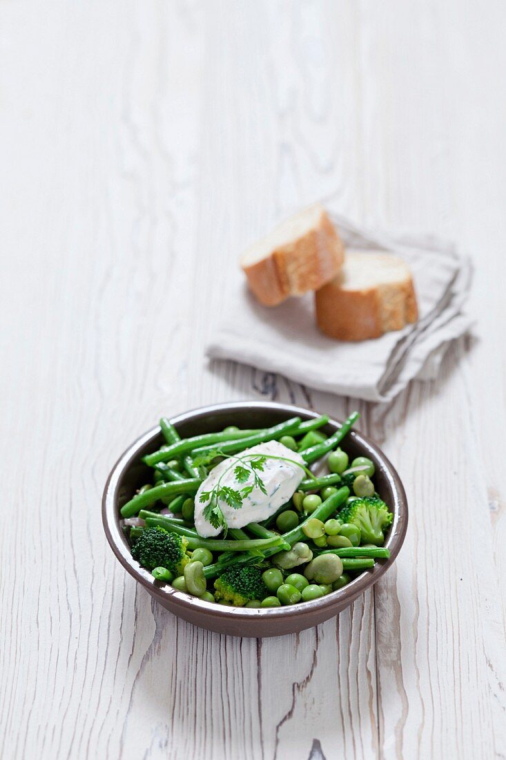 Gemischtes grünes Gemüse mit Creme Fraiche