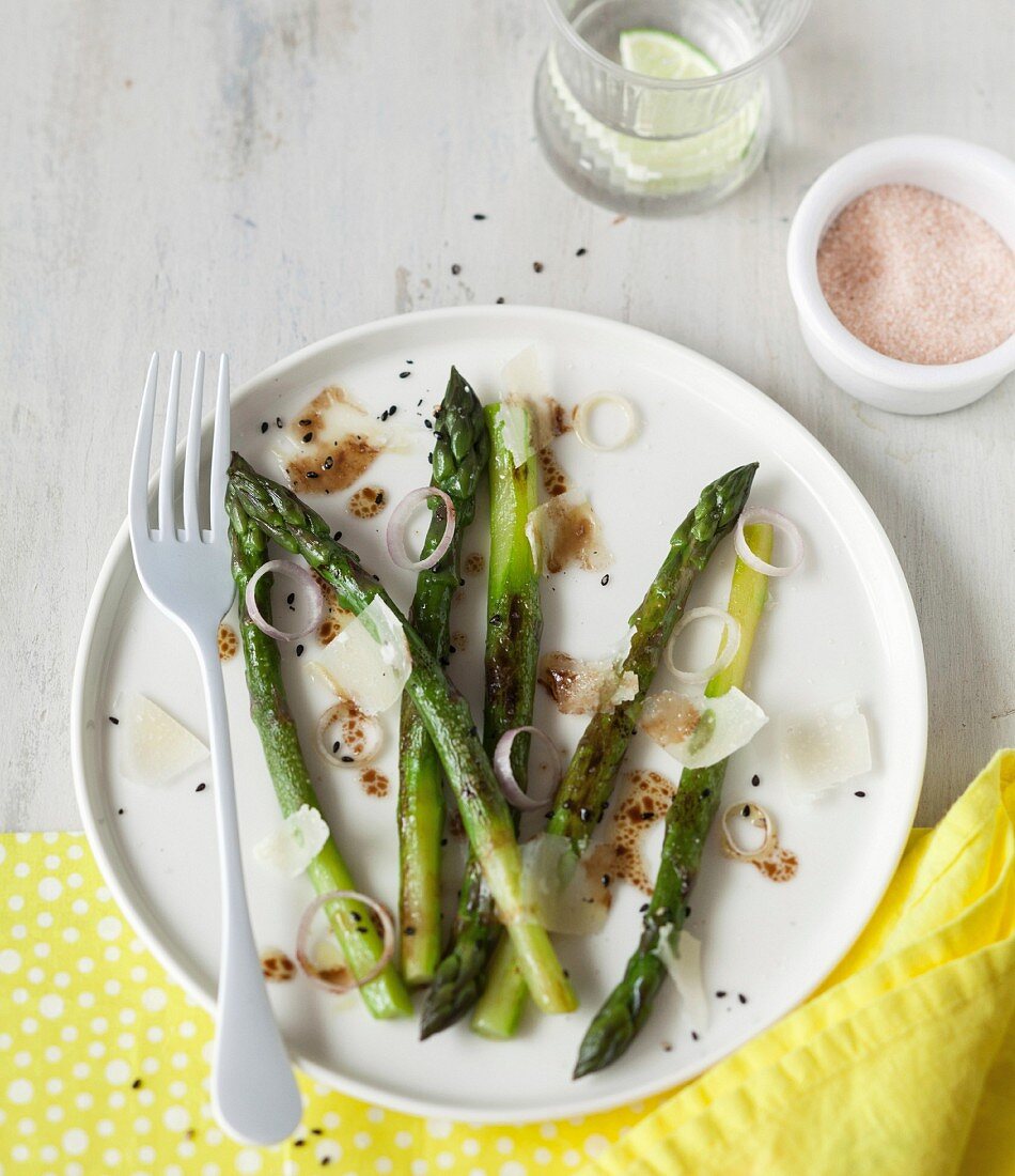 Grüner Spargel mit Vinaigrette, schwarzem Sesam, Schalotten und Parmesanspänen