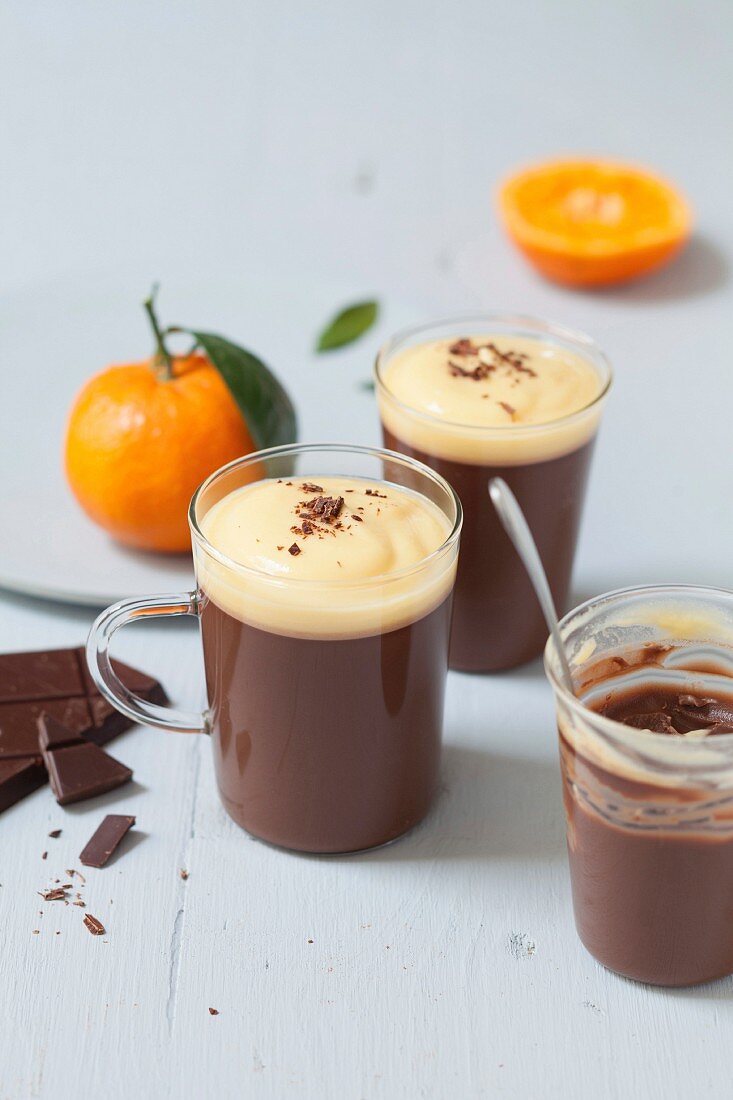 Dunkle Schokoladencreme mit Klementinen-Emulsion, nach Art einer Heissen Schokolade